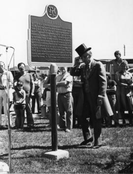 Mayor Ben Corke unveiling federal plaque for Centennial